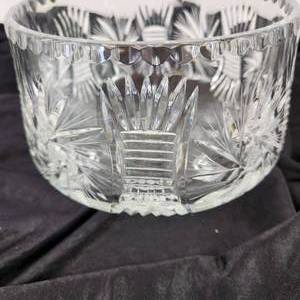 lot 89 image: Beautiful Cut Glass Crystal Fruit Bowl With Feet