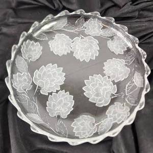 lot 107 image: Vintage Crystal Clear Studios Chrysanthemum 13 Round Platter