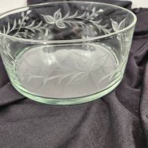 lot 108 image: Beautiful Vintage Glass Bowl Etched Leaves 8