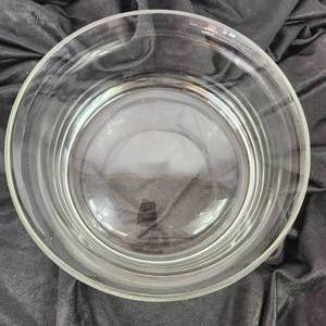 lot 118 image: Large Glass Serving Bowl 10 x 5 Great Condition