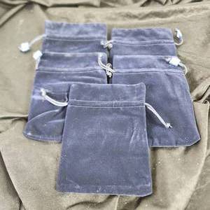 lot 139 image: Lot Of Five Swarovski Blue Velvet Bags With Drawstring 6.25 x 4.75