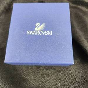lot 143 image: Swarovski Jewelry Dove Pin Christmas Holiday