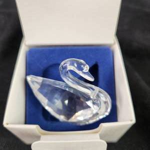 lot 144 image: Swarovski Crystal Swan Special Edition