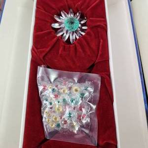 lot 155 image: Lot Of Two Swarovski Renewal Gifts Daisy Figurines With Mini Flowers One Green One Red