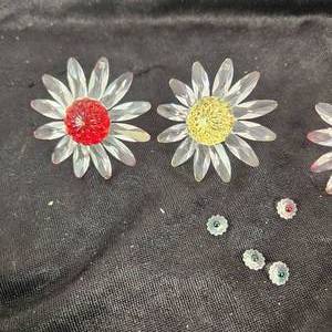 lot 159 image: Lot Of Swarovski Renewal Gifts Two Red Two Yellow And Four Small Daisys