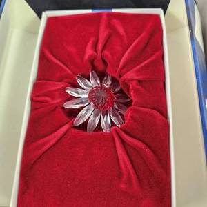 lot 160 image: Lot Of Two Swarovski Items Key Chain And Red Daisy