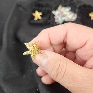 lot 162 image: Three Swarovski Starfish Pins And Bag Of Renewal Marguerites