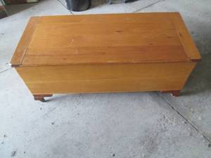 lot 22 image: Vintage Wood Storage chest with sma...