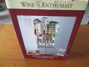 lot 39 image: Wine Enthusiast 6-Bottle Liquor Car...