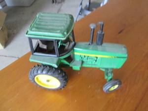 lot 48 image: Ertl John Deere Die Cast metal toy ...