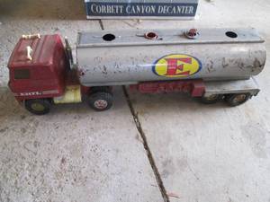 lot 135 image: Vintage metal Ertl semi truck and t...
