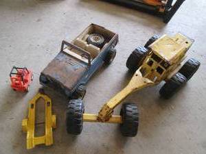 lot 137 image: Vintage Metal Tonka road grader and...