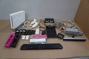 lot 17 image: Nintendo Wii Gaming Console with Accessories