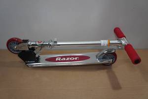 lot 30 image: Razor Foldable Scooter with Lights