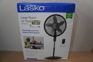 lot 44 image: Lasko Large Room 18 Pedestal Fan with Remote