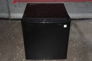 lot 50 image: Kenmore 1.7cu ft Refrigerator