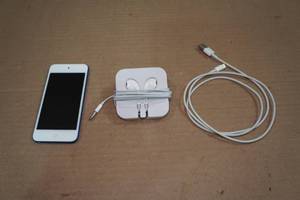 lot 55 image: Apple iPod Touch 7th Generation 32GB