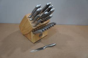 lot 91 image: Chicago Cutlery 18-Piece Knife Set with Block