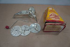 lot 118 image: Vintage Mouli-Julienne Slicer
