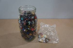 lot 122 image: Large Jar Full of Buttons