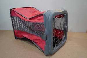 lot 127 image: Collapsable Pet Carrier