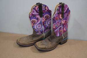 lot 144 image: Cinch Edge Square Toe Boots -Womens Size 9
