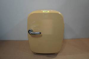 lot 164 image: Vintage Style Mini Fridge - Heats and Cools