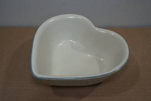 lot 167 image: Vintage Pfaltzgraff Tea Rose Pattern Small Heart Shaped Dish