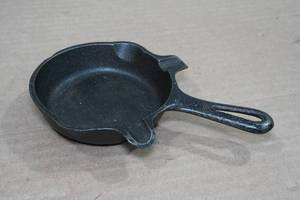lot 187 image: Antique Griswold Cast Iron Ashtray Skillet 6.25