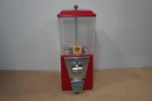 lot 213 image: Vintage Oak 25 Cent Candy Machine with Key