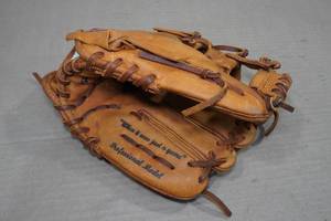 lot 286 image: Shoeless Joe Left Handed Baseball Glove 1150