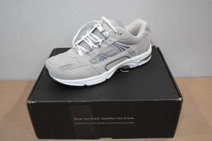 lot 305 image: Vionic 23Walk Shoes -Size 11
