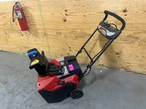 lot 3 image: Toro 21 in. 60V MAX Power Clear Self Propel Snow Blower with 4Ah battery and charger Model # 39921