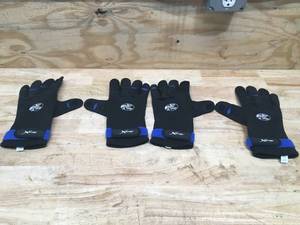lot 198 image: Lot of 2 - Bass Pro Shops Neoprene Fishing Gloves Size XL
