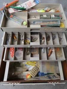 747 VINTAGE TACKLE BOX AND RAPALAS PLUS