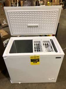 Magic Chef 7.0 cu. ft. Chest Freezer in White Slight Damage Customer Returns See Pictures
