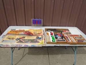 Tyco train set pipeline express. Appears complete. 10 � 11 cars. Looks nearly new. As shown.