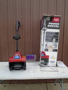 Toro snow shovel. Looks almost new. As shown.