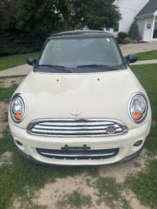 lot 2 image: 2010 Mini Cooper
