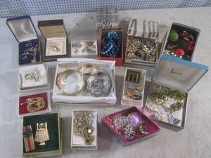 lot 18 image: (CSB) Assorted Fashion Jewelry...