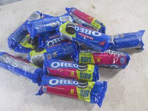 lot 423 image: (B-1) 12 Packs of Double Stuf Oreo ...