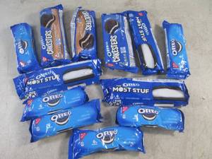 lot 424 image: (B-1) 12 Packs of Assorted Oreo Sna...