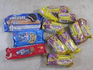 lot 427 image: (B-2) 12 Assorted Fig Newtons and C...