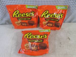 lot 439 image: (B-2) 3 Bags of Share Pack Reeses P...