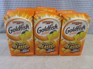 lot 440 image: (B-3) 6 Bags of Gold Fish Snack Cra...