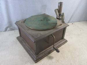lot 114 image: (EC1) Vintage Columbia Grafonola Re...