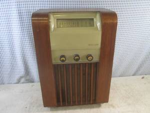 lot 115 image: (F-3) Vintage Musicaire Radio...