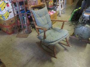 lot 125 image: (FRNT) Vintage Wood Rocking Chair w...