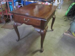 lot 127 image: (FRNT) Wood End Table with Drawer 2...