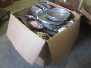 lot 56 image: (EW7) Big Box Full of Vintage Misc...